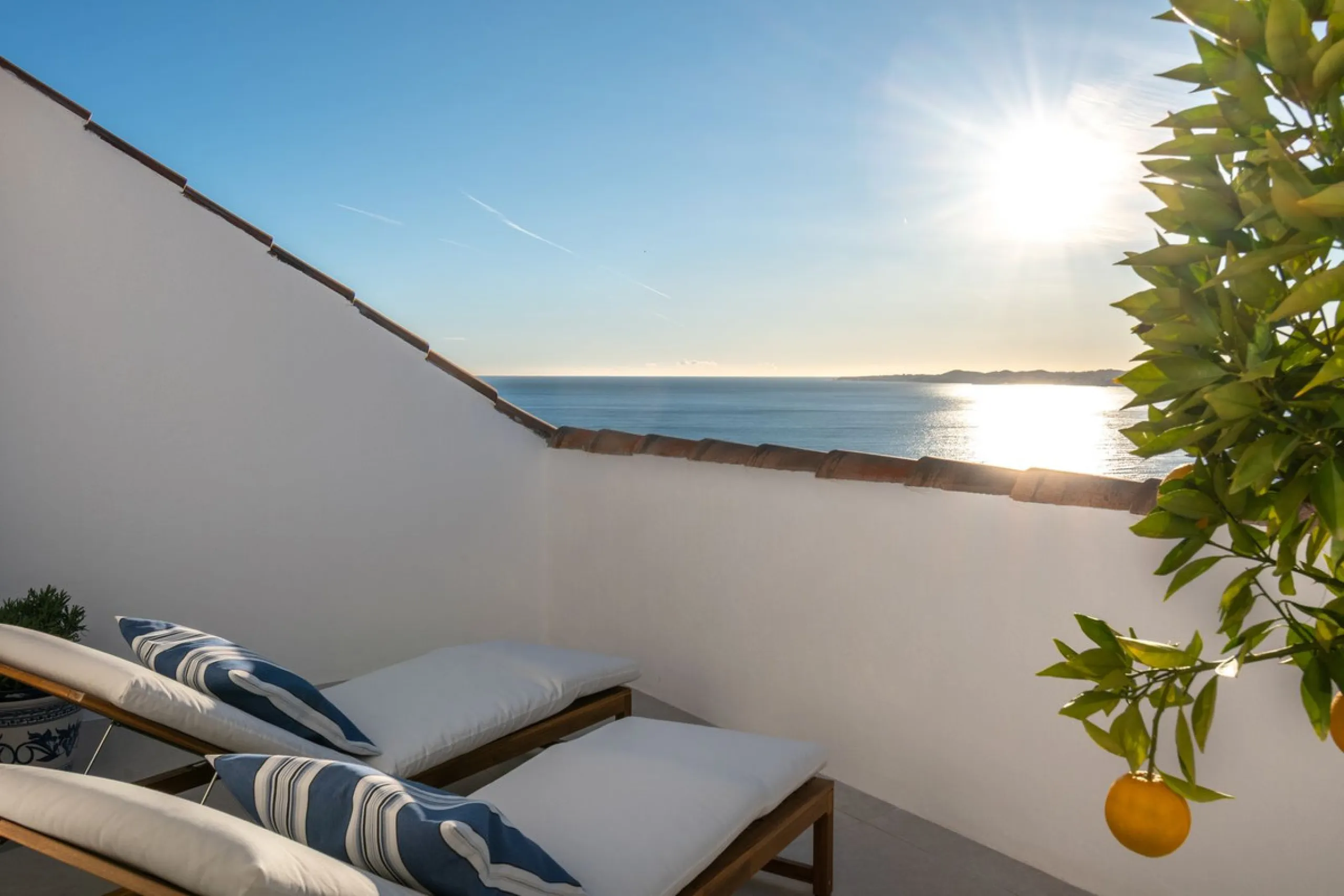 Perfect family home, close to international schools, with pool, padel court, gym, 2 parking places, storage room. Close to the Yucas beach (600m).