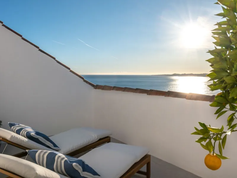 Perfect family home, close to international schools, with pool, padel court, gym, 2 parking places, storage room. Close to the Yucas beach (600m).