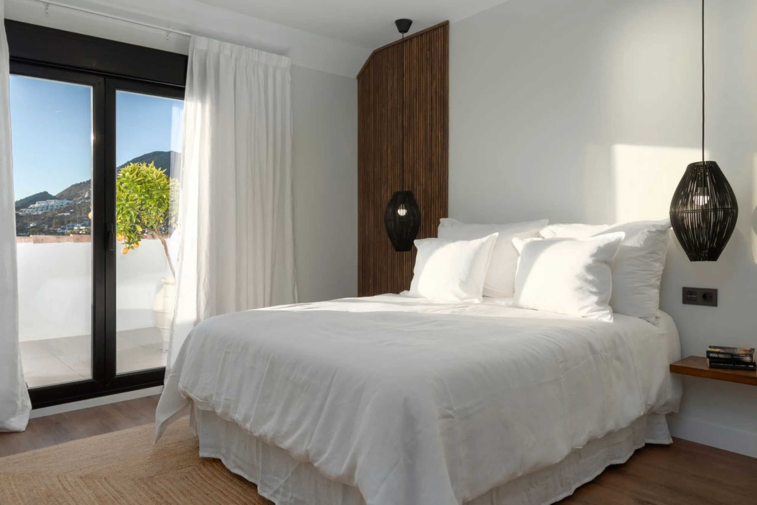 Perfect family home, close to international schools, with pool, padel court, gym, 2 parking places, storage room. Close to the Yucas beach (600m).