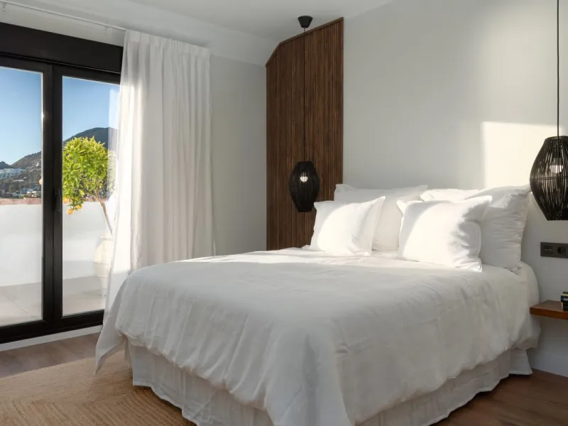 Perfect family home, close to international schools, with pool, padel court, gym, 2 parking places, storage room. Close to the Yucas beach (600m).