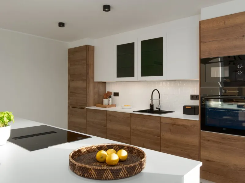 Perfect family home, close to international schools, with pool, padel court, gym, 2 parking places, storage room. Close to the Yucas beach (600m).