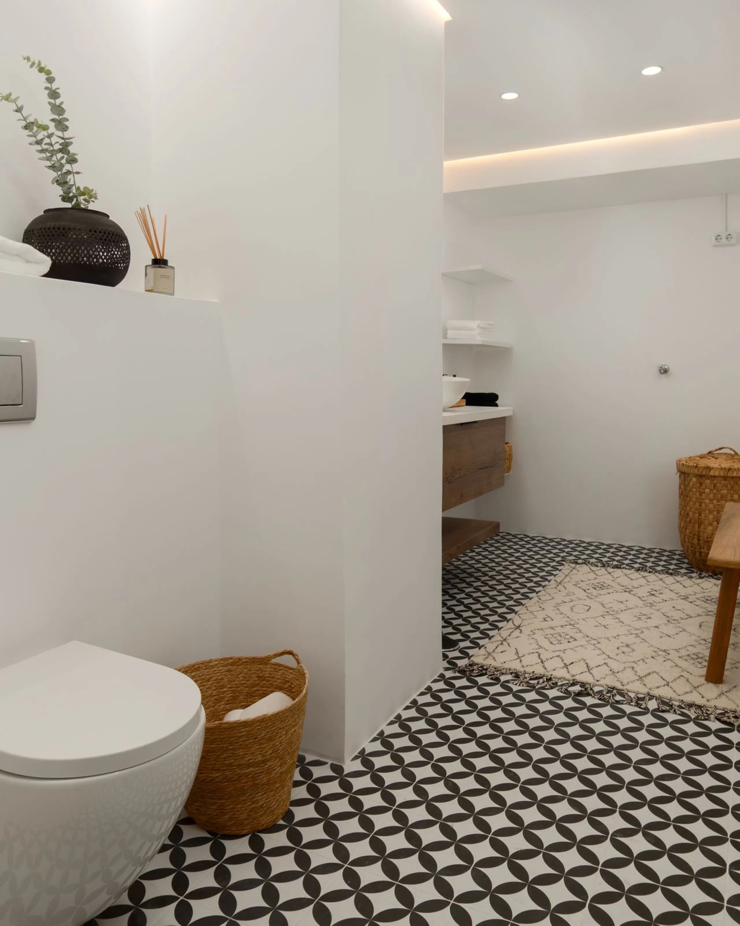 Perfect family home, close to international schools, with pool, padel court, gym, 2 parking places, storage room. Close to the Yucas beach (600m).