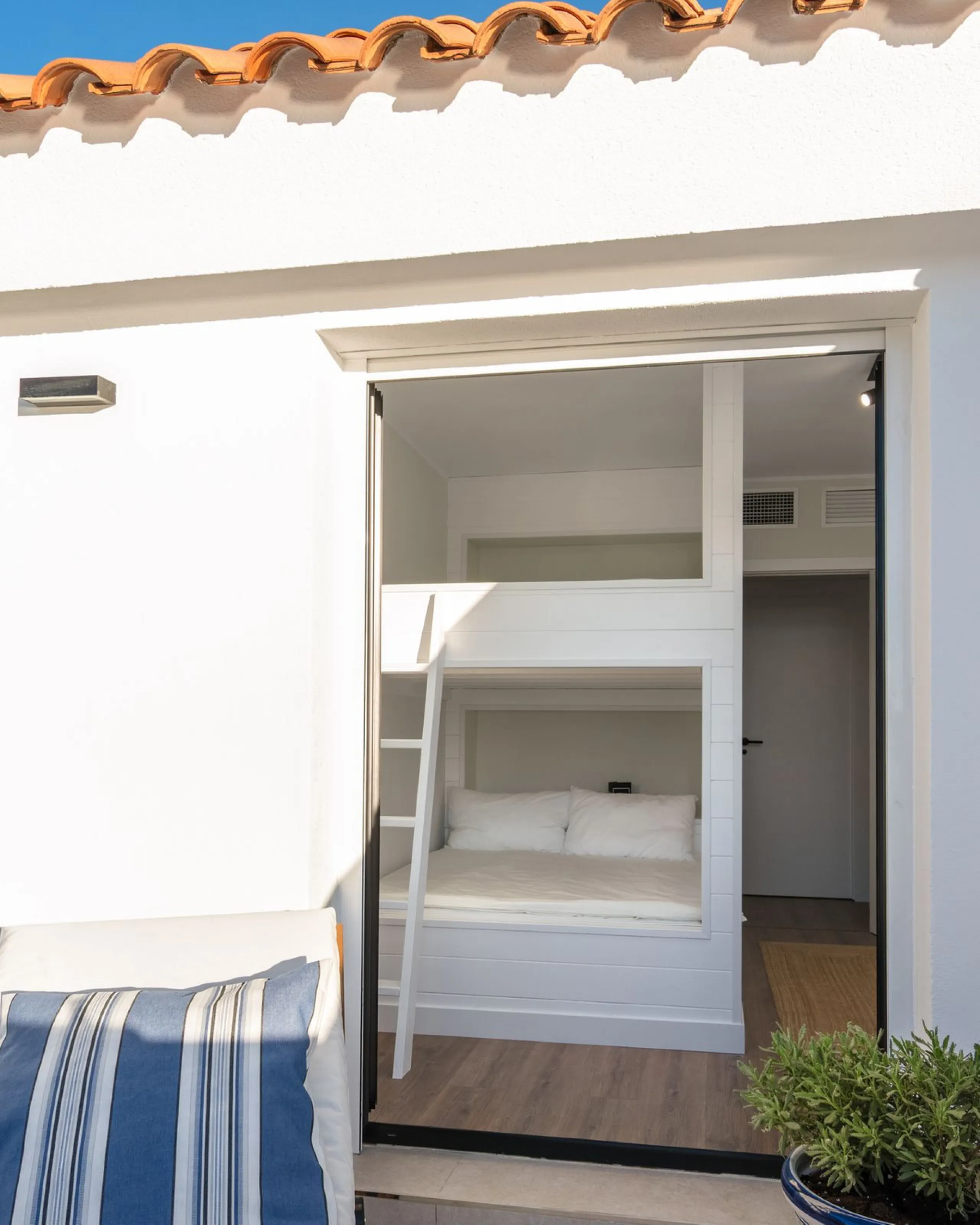 Perfect family home, close to international schools, with pool, padel court, gym, 2 parking places, storage room. Close to the Yucas beach (600m).