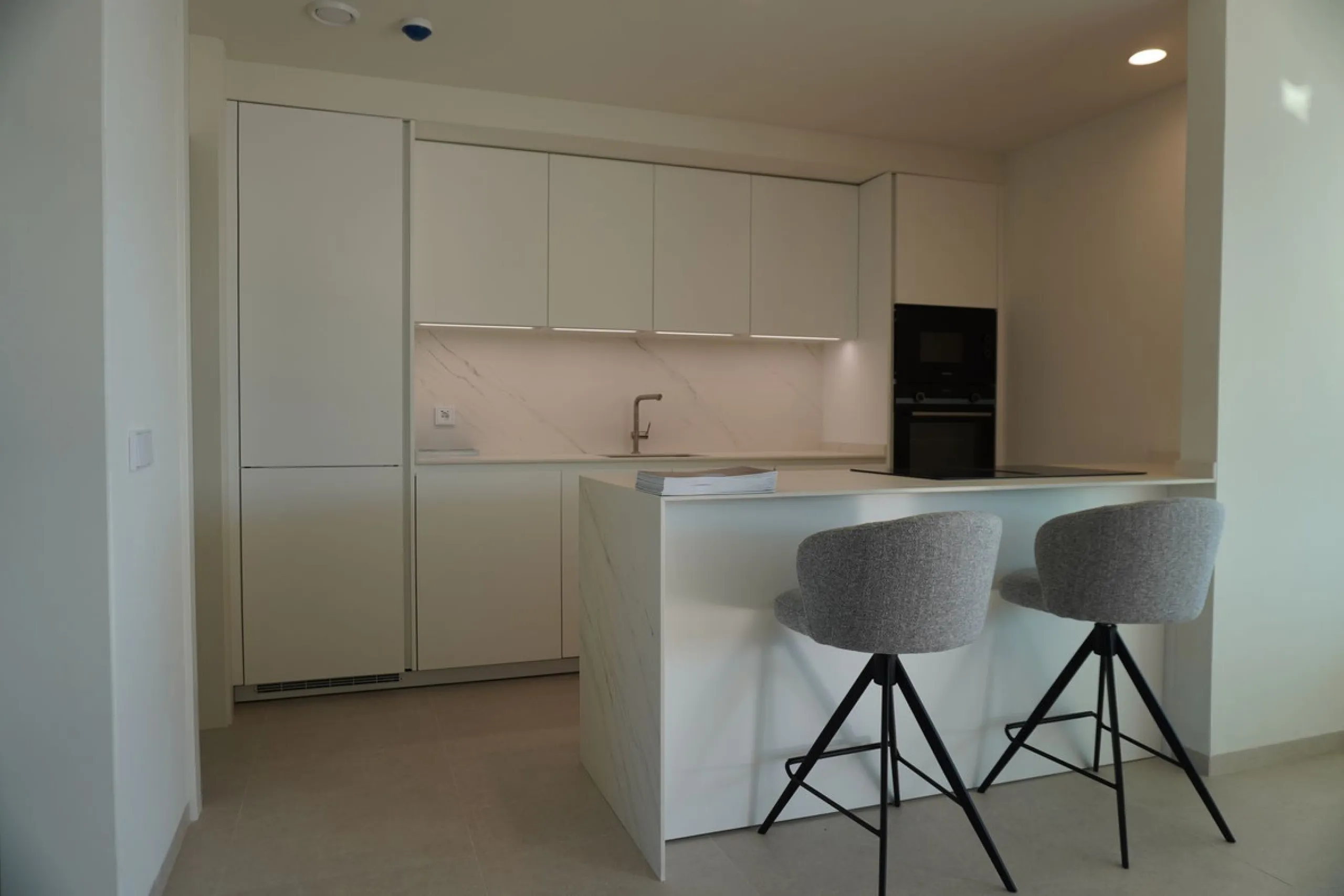 Discover a rare opportunity to own one of the very few 4-bedroom residences in the prestigious Palmitos development, La Quinta. This stunning apartment offers a spacious living room, fully equipped designer kitchen, four bedrooms, two bathrooms, and a gue
