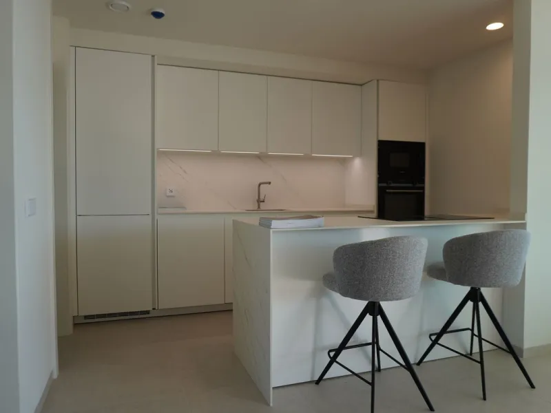 Discover a rare opportunity to own one of the very few 4-bedroom residences in the prestigious Palmitos development, La Quinta. This stunning apartment offers a spacious living room, fully equipped designer kitchen, four bedrooms, two bathrooms, and a gue