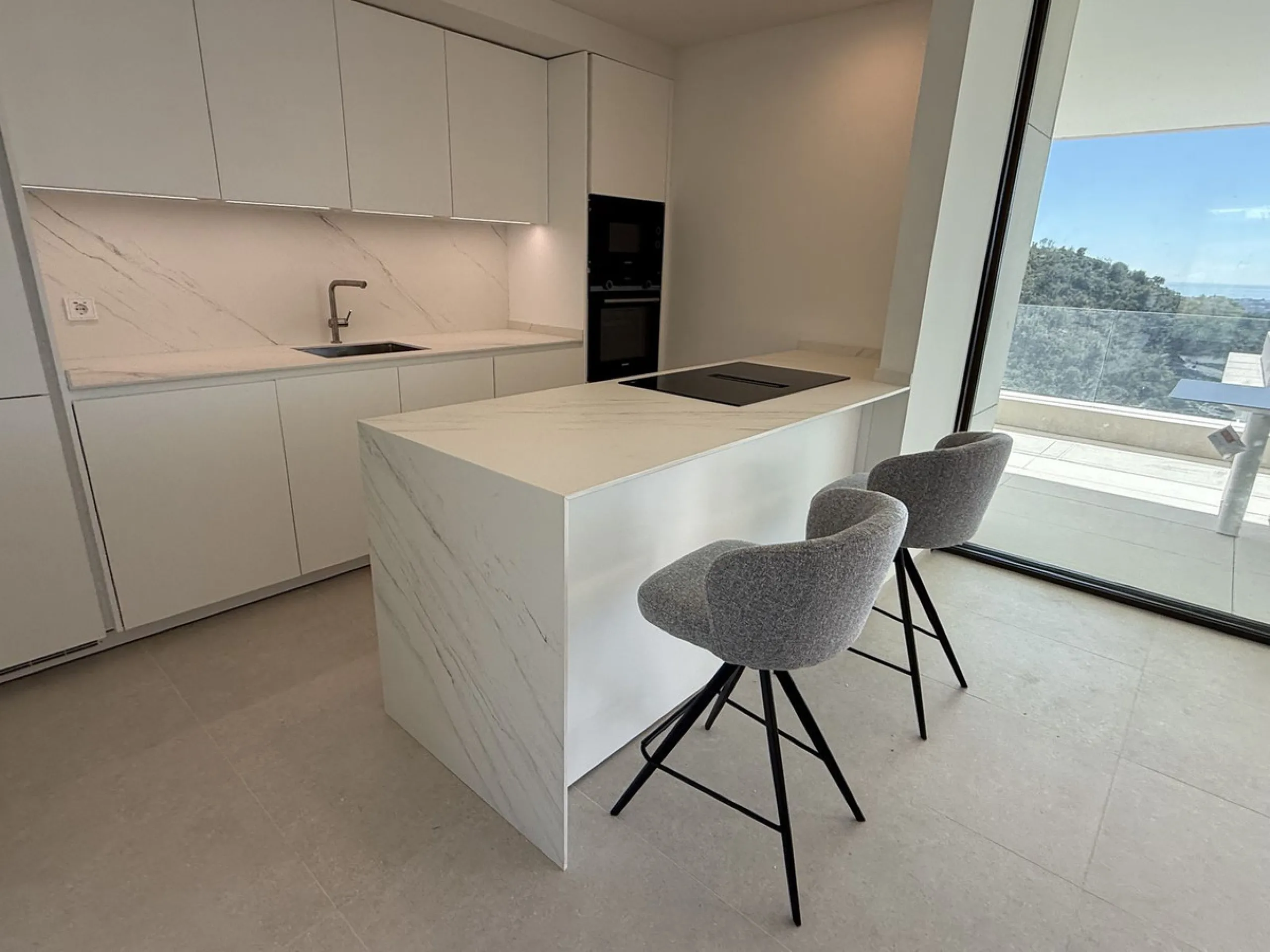 Discover a rare opportunity to own one of the very few 4-bedroom residences in the prestigious Palmitos development, La Quinta. This stunning apartment offers a spacious living room, fully equipped designer kitchen, four bedrooms, two bathrooms, and a gue