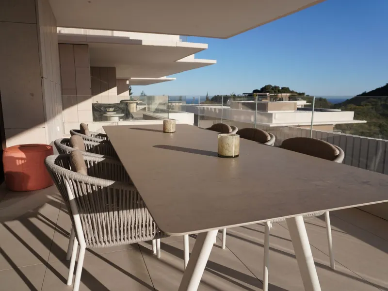 Discover a rare opportunity to own one of the very few 4-bedroom residences in the prestigious Palmitos development, La Quinta. This stunning apartment offers a spacious living room, fully equipped designer kitchen, four bedrooms, two bathrooms, and a gue