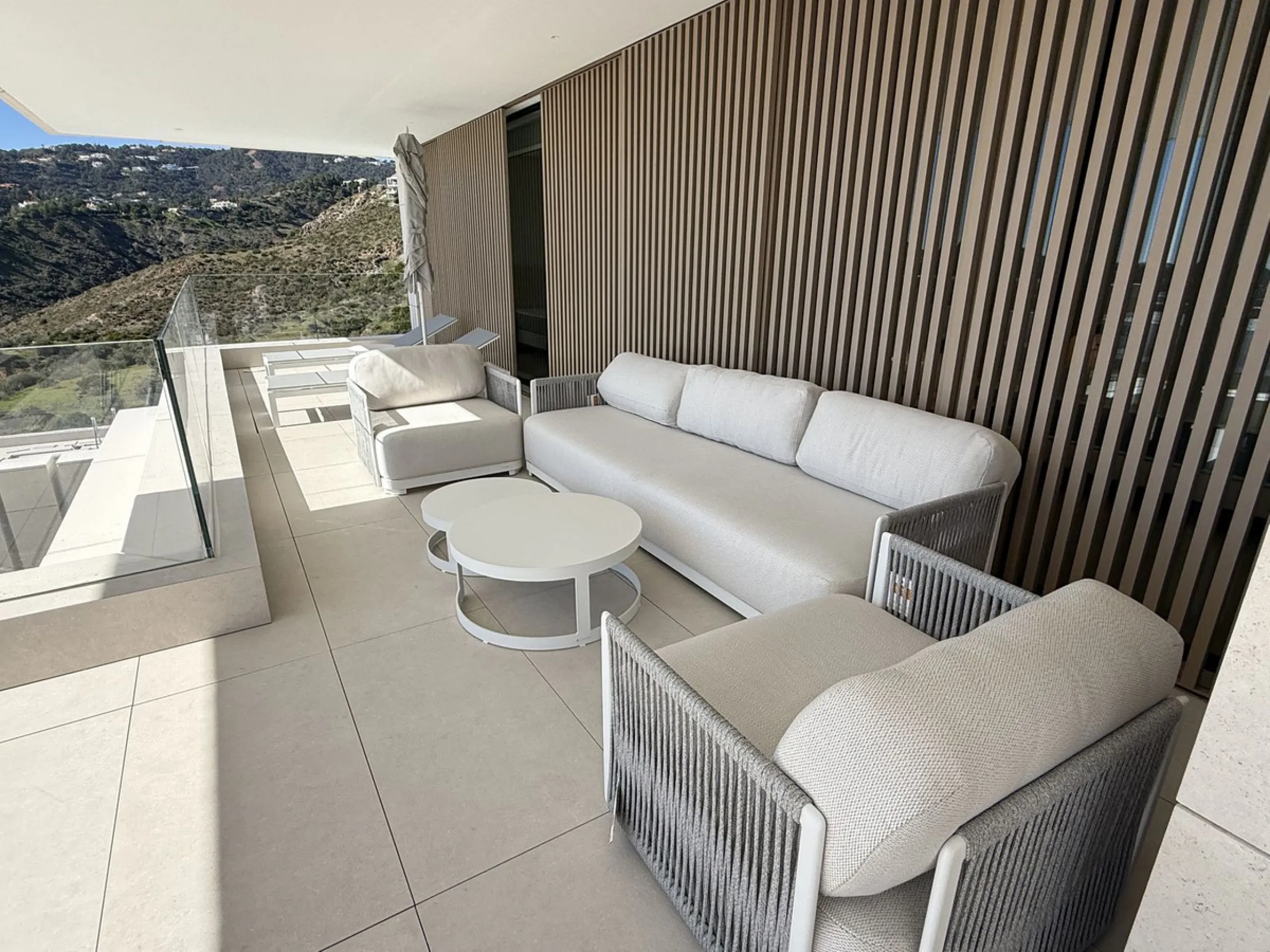 Discover a rare opportunity to own one of the very few 4-bedroom residences in the prestigious Palmitos development, La Quinta. This stunning apartment offers a spacious living room, fully equipped designer kitchen, four bedrooms, two bathrooms, and a gue