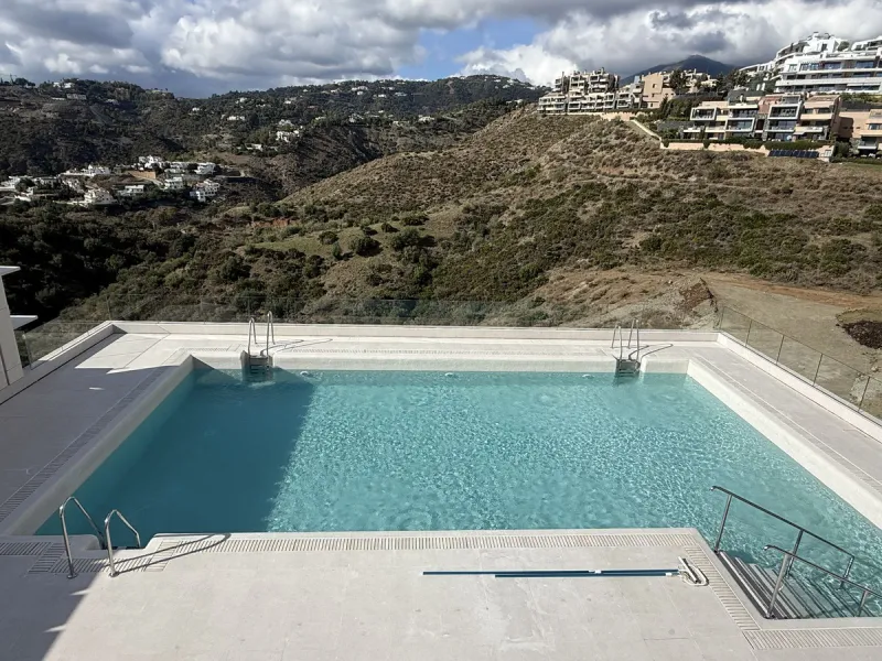 Discover a rare opportunity to own one of the very few 4-bedroom residences in the prestigious Palmitos development, La Quinta. This stunning apartment offers a spacious living room, fully equipped designer kitchen, four bedrooms, two bathrooms, and a gue