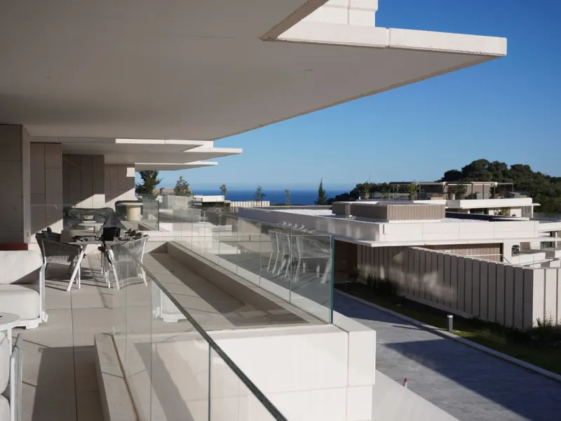 Discover a rare opportunity to own one of the very few 4-bedroom residences in the prestigious Palmitos development, La Quinta. This stunning apartment offers a spacious living room, fully equipped designer kitchen, four bedrooms, two bathrooms, and a gue