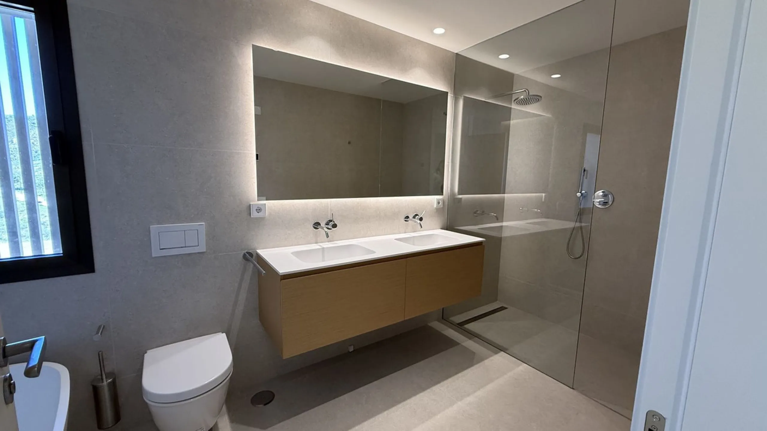 Discover a rare opportunity to own one of the very few 4-bedroom residences in the prestigious Palmitos development, La Quinta. This stunning apartment offers a spacious living room, fully equipped designer kitchen, four bedrooms, two bathrooms, and a gue
