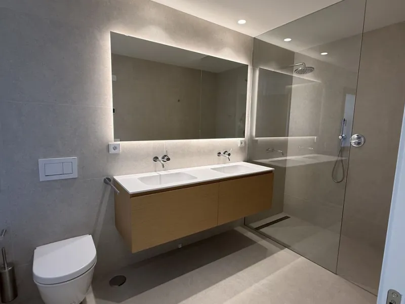 Discover a rare opportunity to own one of the very few 4-bedroom residences in the prestigious Palmitos development, La Quinta. This stunning apartment offers a spacious living room, fully equipped designer kitchen, four bedrooms, two bathrooms, and a gue