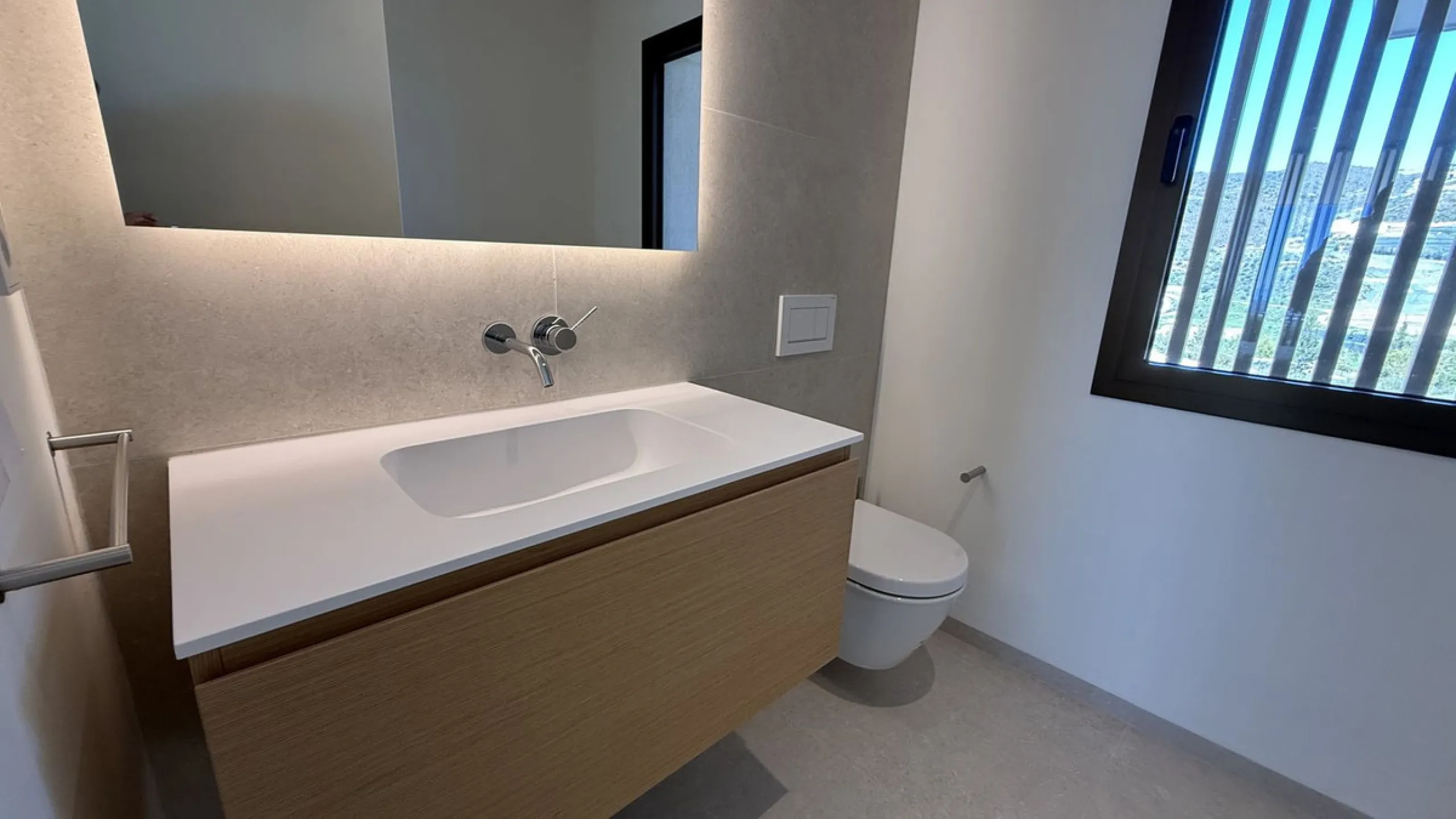 Discover a rare opportunity to own one of the very few 4-bedroom residences in the prestigious Palmitos development, La Quinta. This stunning apartment offers a spacious living room, fully equipped designer kitchen, four bedrooms, two bathrooms, and a gue