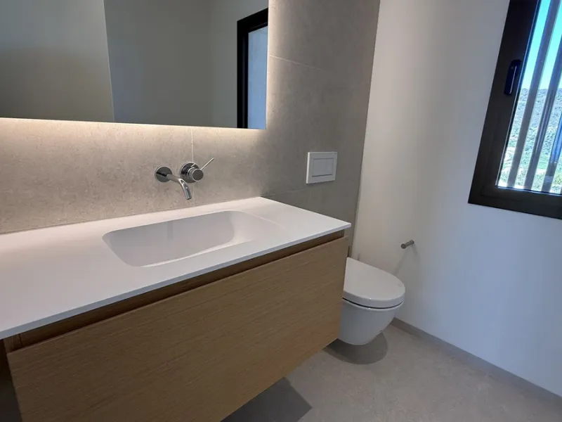 Discover a rare opportunity to own one of the very few 4-bedroom residences in the prestigious Palmitos development, La Quinta. This stunning apartment offers a spacious living room, fully equipped designer kitchen, four bedrooms, two bathrooms, and a gue