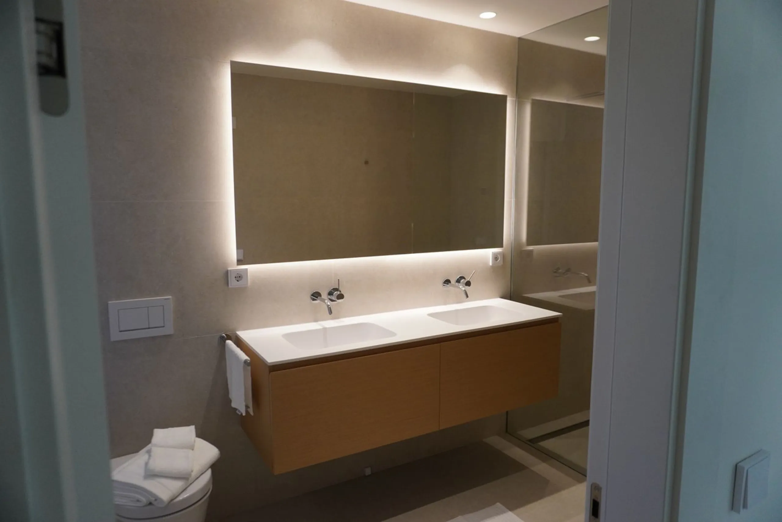 Discover a rare opportunity to own one of the very few 4-bedroom residences in the prestigious Palmitos development, La Quinta. This stunning apartment offers a spacious living room, fully equipped designer kitchen, four bedrooms, two bathrooms, and a gue
