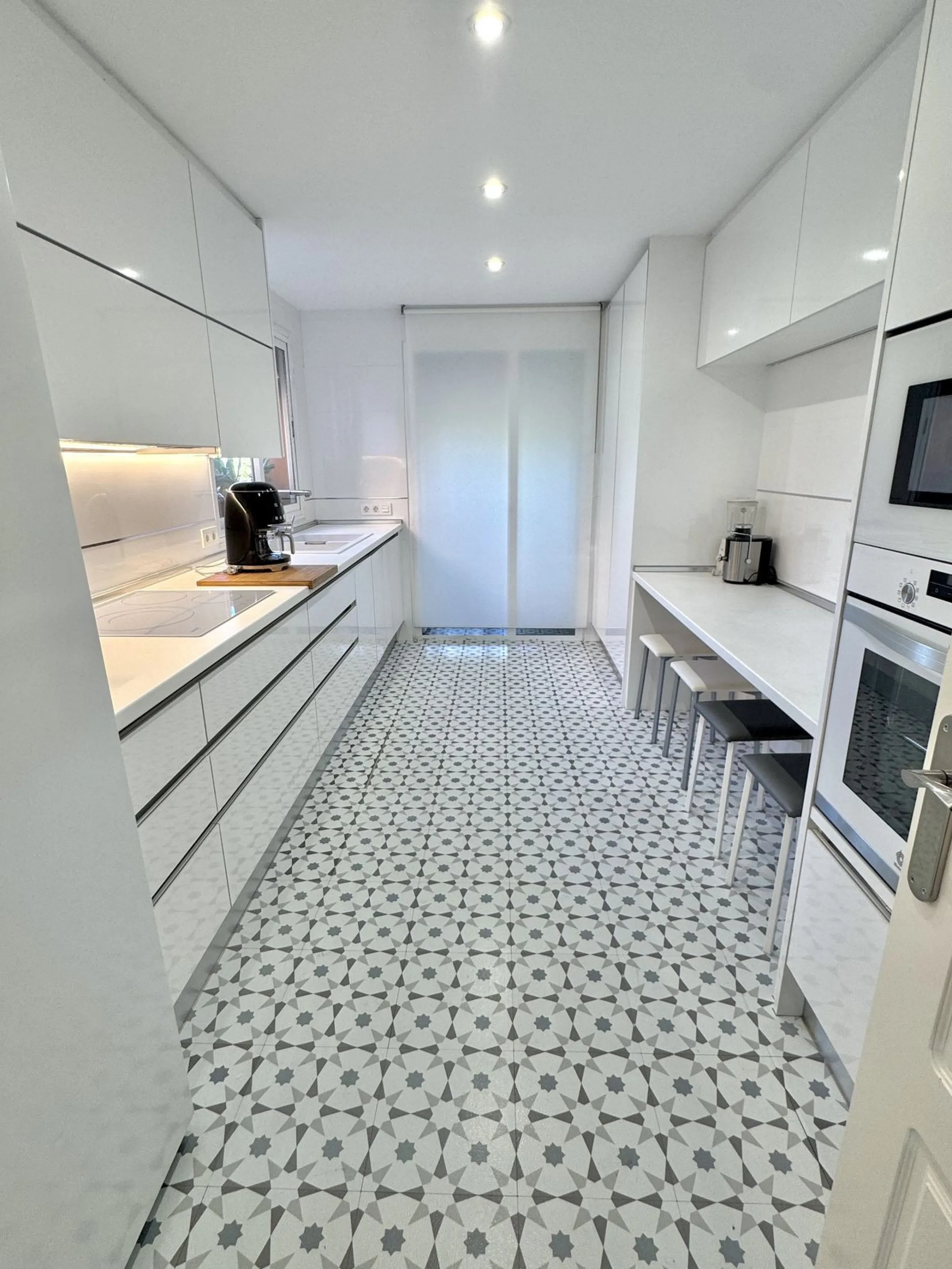 Apartment - Penthouse Duplex в продаже в Marbella, Málaga. В доме 4 спален и 5 ванных комнат. Площадь дома 255 м²