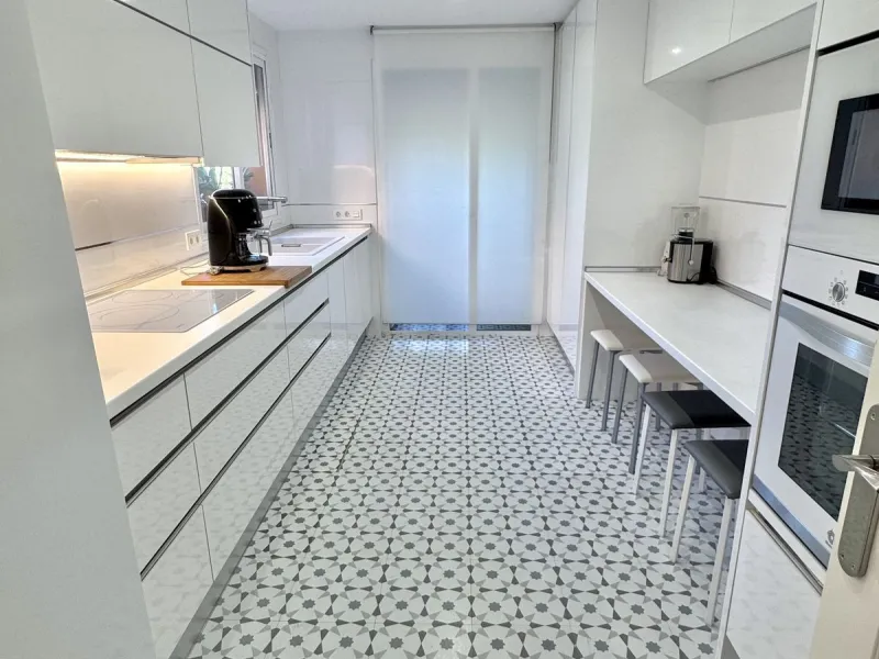 Apartment - Penthouse Duplex в продаже в Marbella, Málaga. В доме 4 спален и 5 ванных комнат. Площадь дома 255 м²