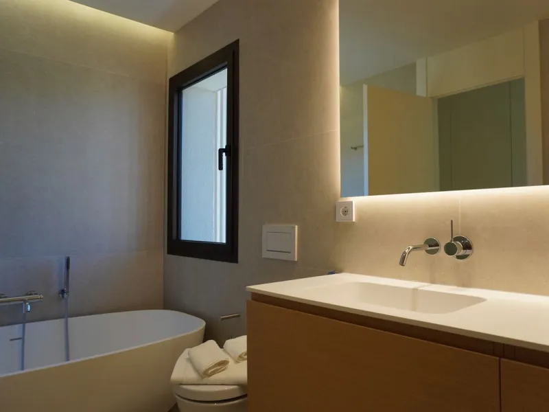 Discover a rare opportunity to own one of the very few 4-bedroom residences in the prestigious Palmitos development, La Quinta. This stunning apartment offers a spacious living room, fully equipped designer kitchen, four bedrooms, two bathrooms, and a gue