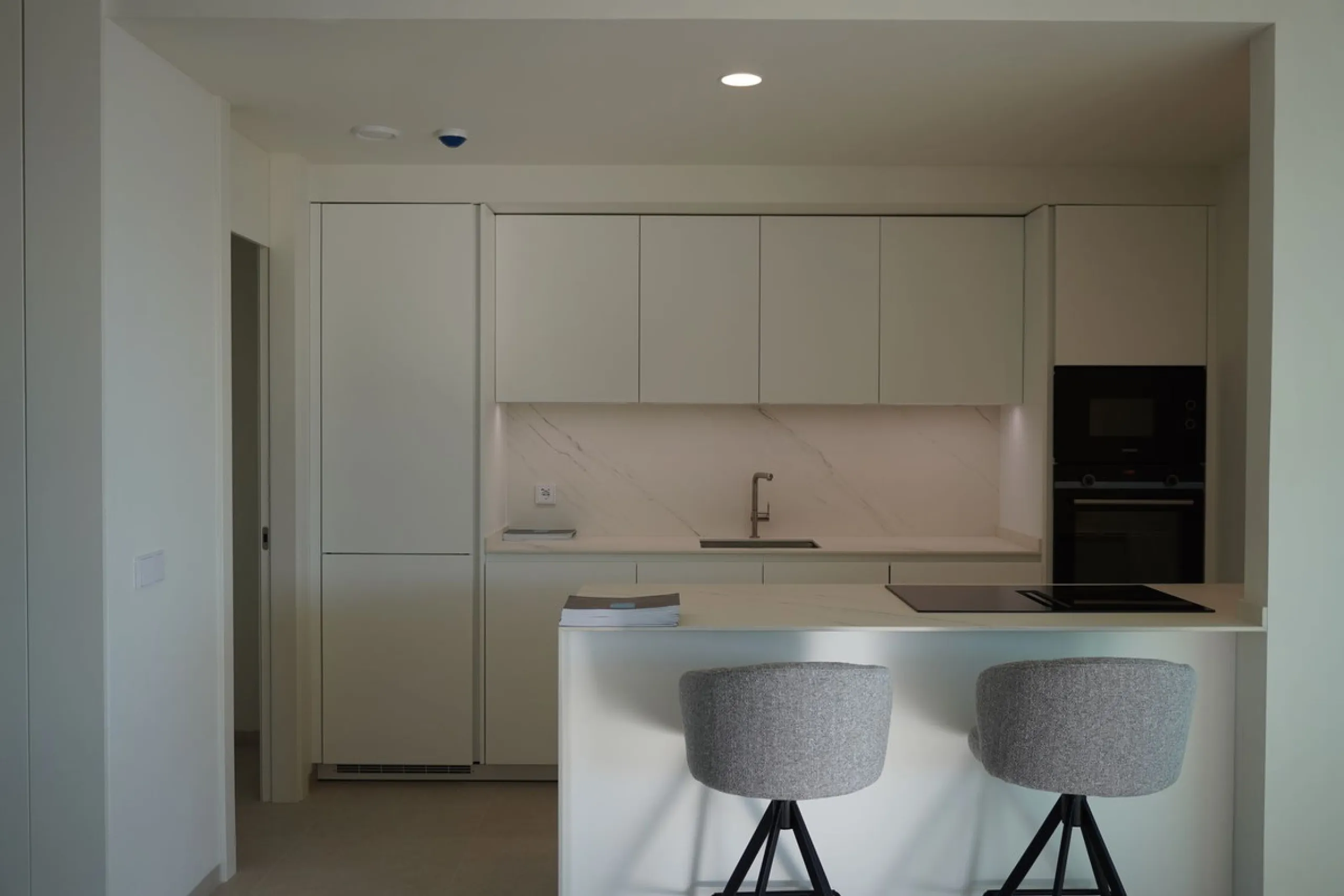 Discover a rare opportunity to own one of the very few 4-bedroom residences in the prestigious Palmitos development, La Quinta. This stunning apartment offers a spacious living room, fully equipped designer kitchen, four bedrooms, two bathrooms, and a gue