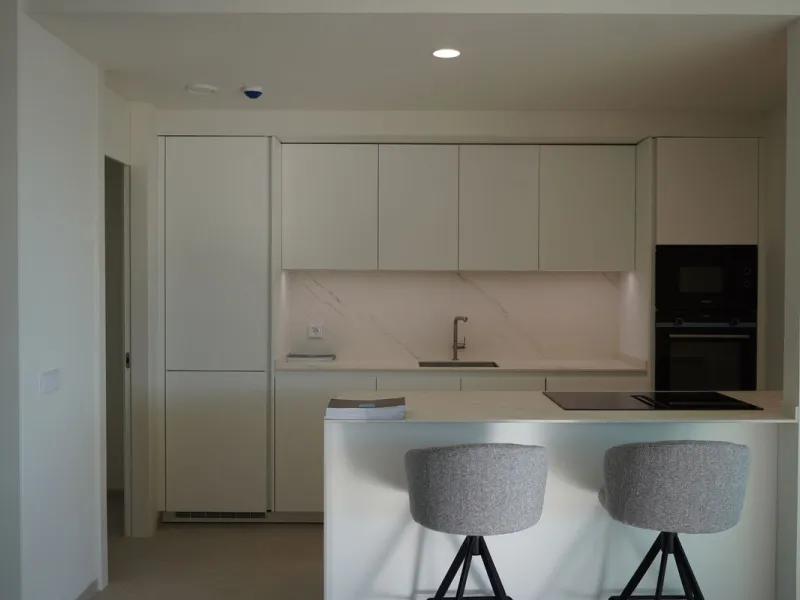 Discover a rare opportunity to own one of the very few 4-bedroom residences in the prestigious Palmitos development, La Quinta. This stunning apartment offers a spacious living room, fully equipped designer kitchen, four bedrooms, two bathrooms, and a gue