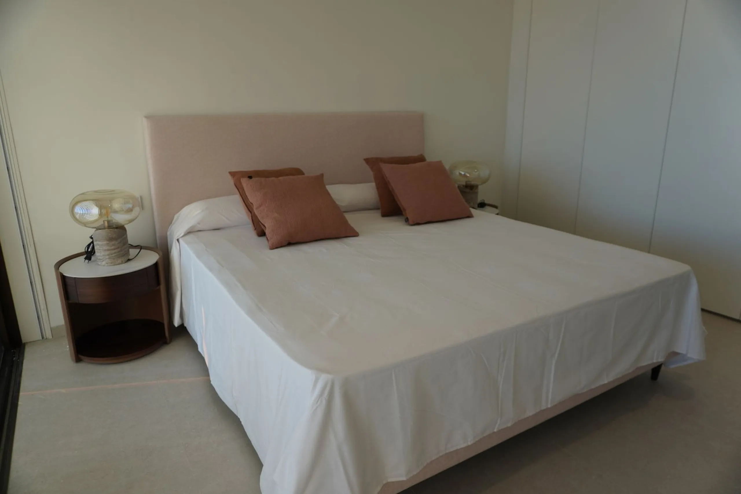 Discover a rare opportunity to own one of the very few 4-bedroom residences in the prestigious Palmitos development, La Quinta. This stunning apartment offers a spacious living room, fully equipped designer kitchen, four bedrooms, two bathrooms, and a gue