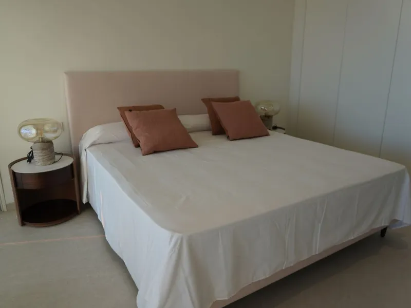 Discover a rare opportunity to own one of the very few 4-bedroom residences in the prestigious Palmitos development, La Quinta. This stunning apartment offers a spacious living room, fully equipped designer kitchen, four bedrooms, two bathrooms, and a gue