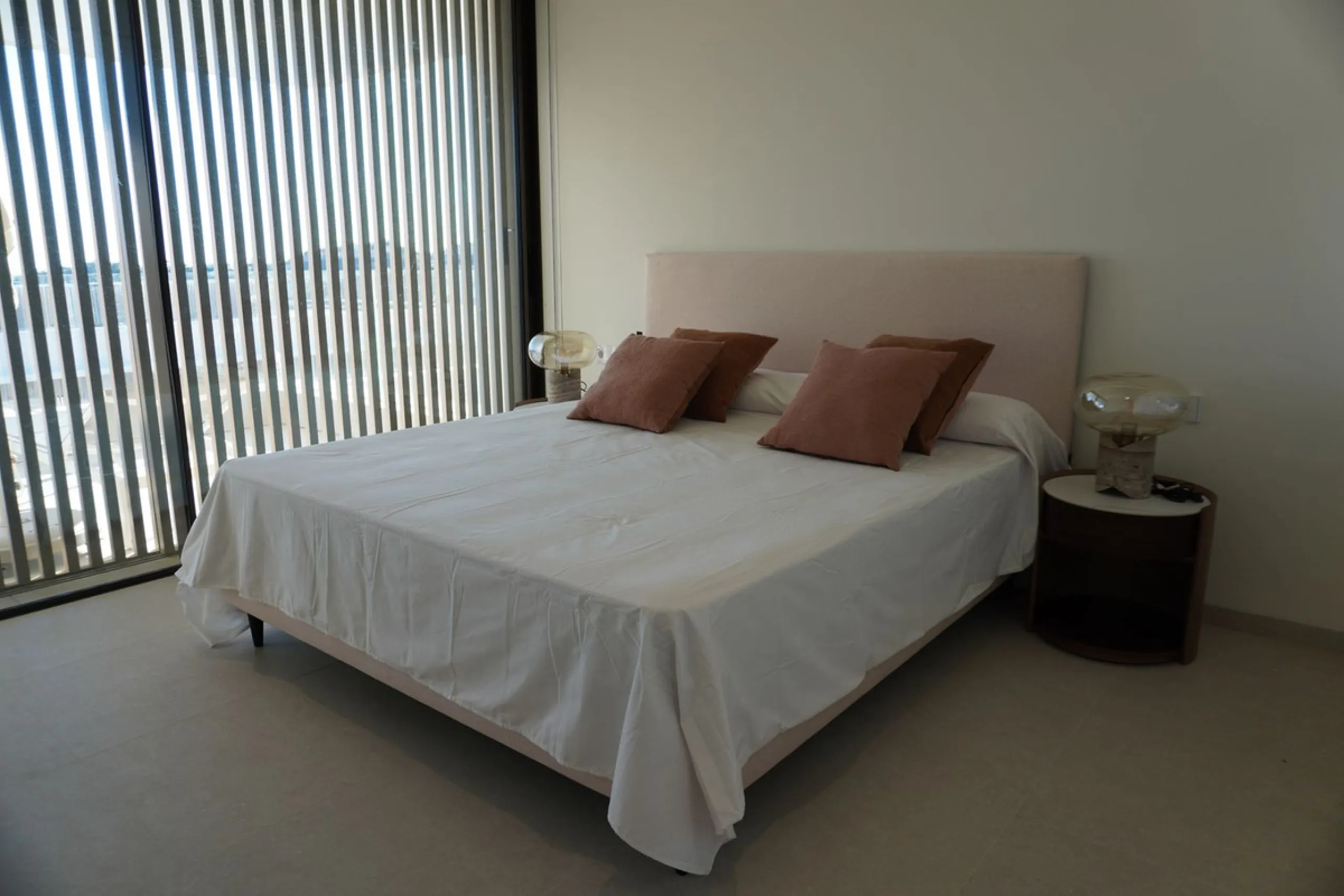 Discover a rare opportunity to own one of the very few 4-bedroom residences in the prestigious Palmitos development, La Quinta. This stunning apartment offers a spacious living room, fully equipped designer kitchen, four bedrooms, two bathrooms, and a gue