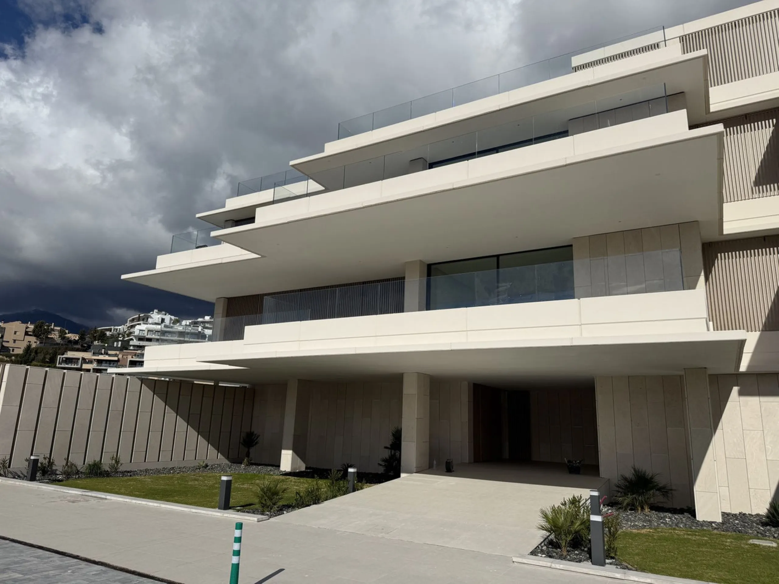 Discover a rare opportunity to own one of the very few 4-bedroom residences in the prestigious Palmitos development, La Quinta. This stunning apartment offers a spacious living room, fully equipped designer kitchen, four bedrooms, two bathrooms, and a gue