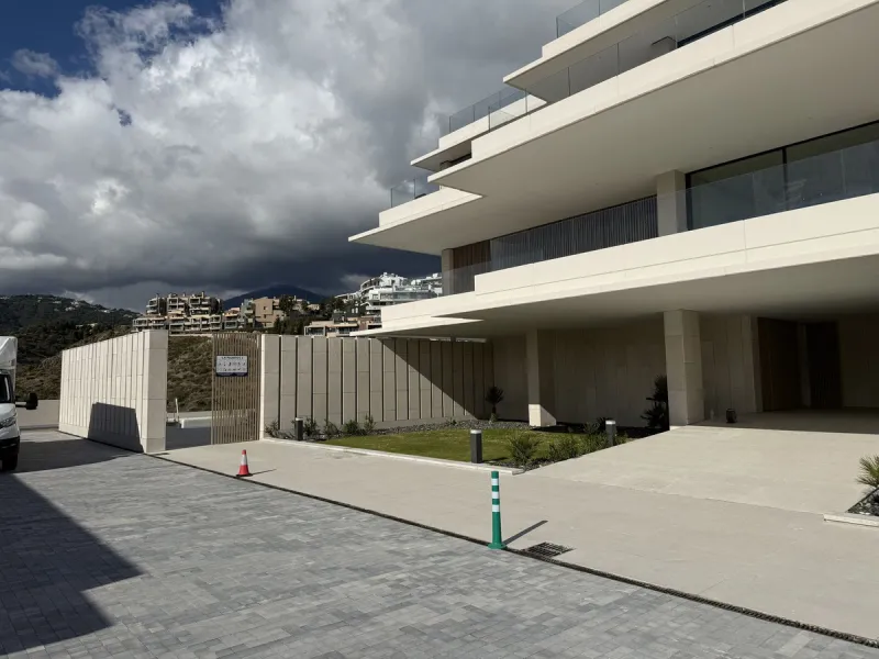 Discover a rare opportunity to own one of the very few 4-bedroom residences in the prestigious Palmitos development, La Quinta. This stunning apartment offers a spacious living room, fully equipped designer kitchen, four bedrooms, two bathrooms, and a gue