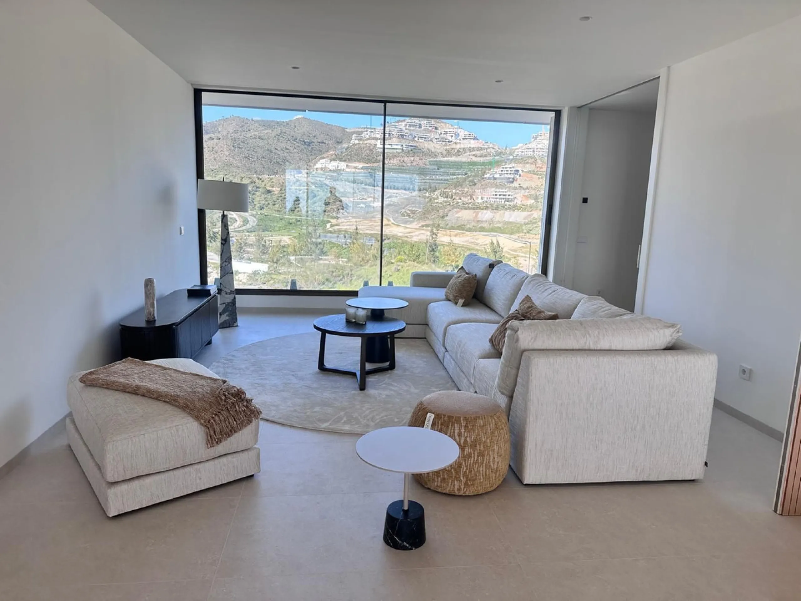 Discover a rare opportunity to own one of the very few 4-bedroom residences in the prestigious Palmitos development, La Quinta. This stunning apartment offers a spacious living room, fully equipped designer kitchen, four bedrooms, two bathrooms, and a gue