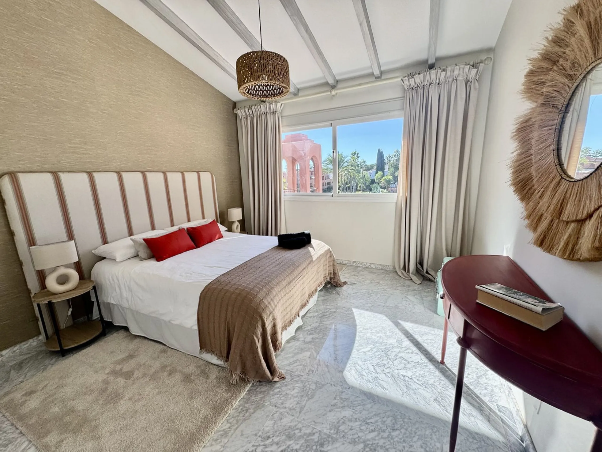Apartment - Penthouse Duplex в продаже в Marbella, Málaga. В доме 4 спален и 5 ванных комнат. Площадь дома 255 м²