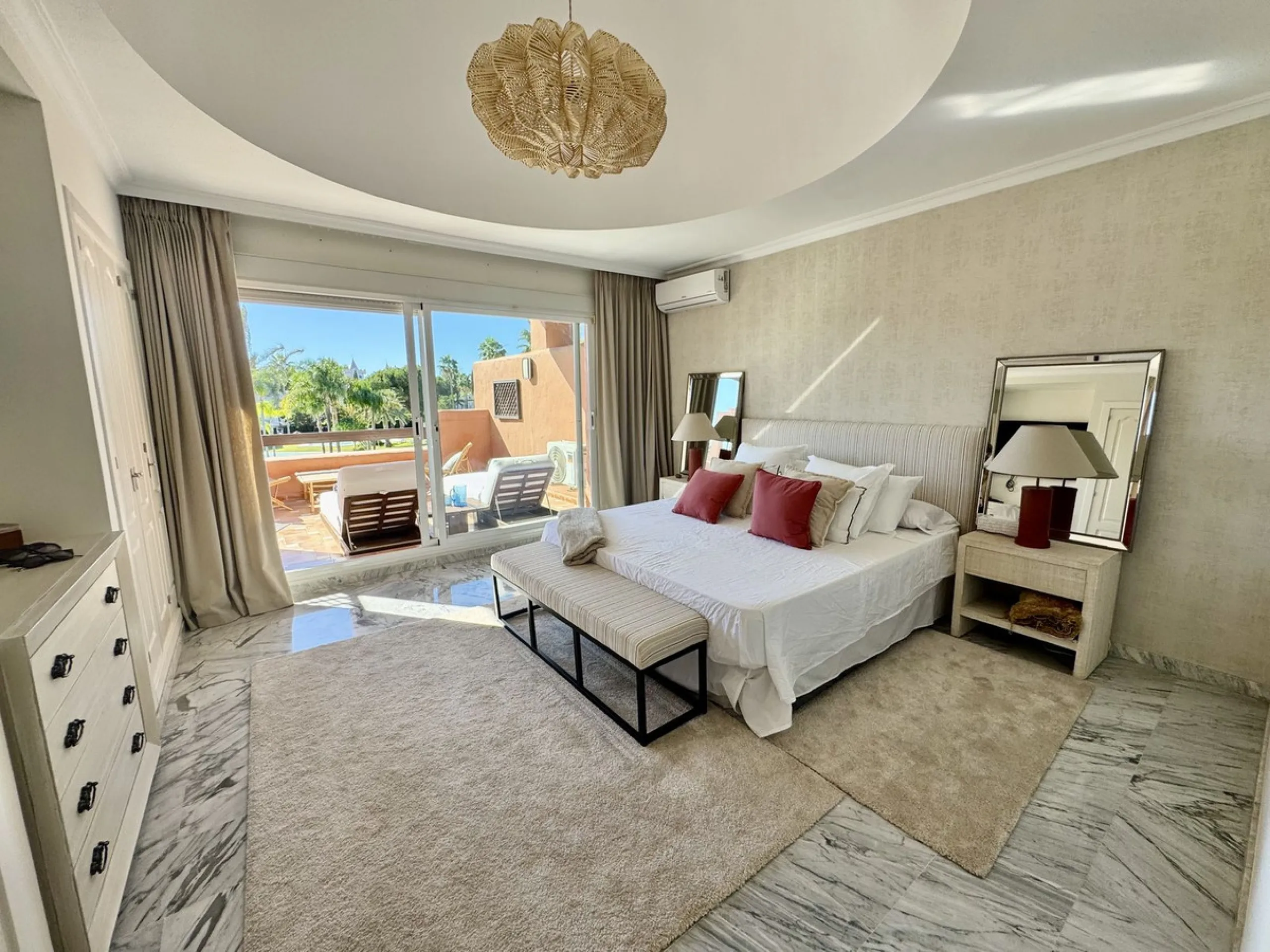 Apartment - Penthouse Duplex в продаже в Marbella, Málaga. В доме 4 спален и 5 ванных комнат. Площадь дома 255 м²