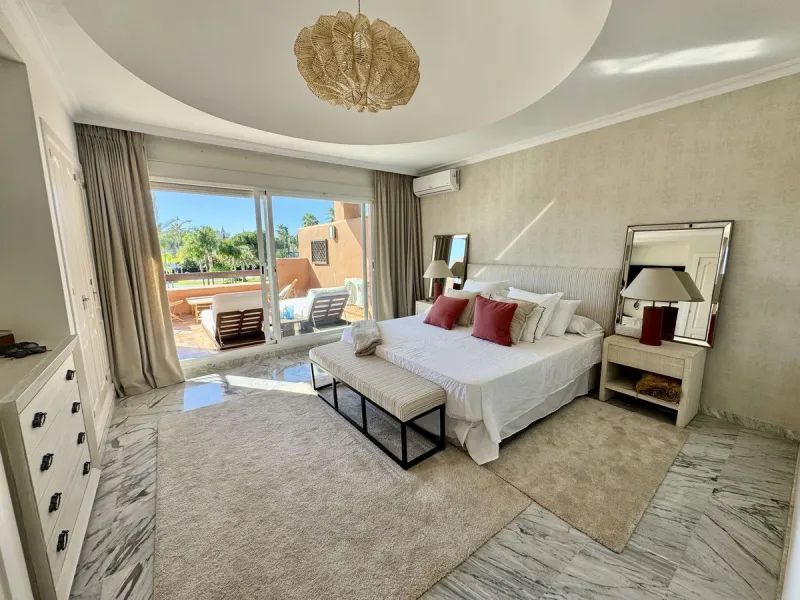 Apartment - Penthouse Duplex в продаже в Marbella, Málaga. В доме 4 спален и 5 ванных комнат. Площадь дома 255 м²