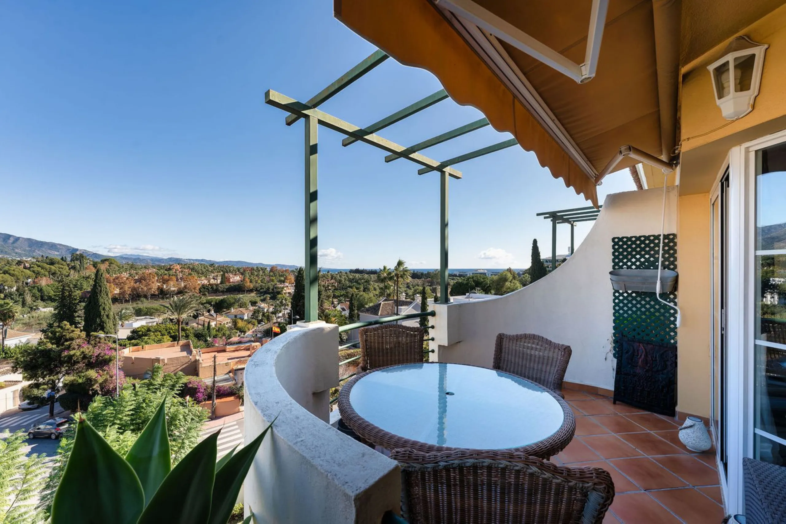 Situated in the sought-after Señorio de Aloha community in Nueva Andalucia, this attractive apartment offers two bedrooms and two bathrooms, including an en-suite. The property features 86m² of interior space complemented by a 23m² terrace, where open vie