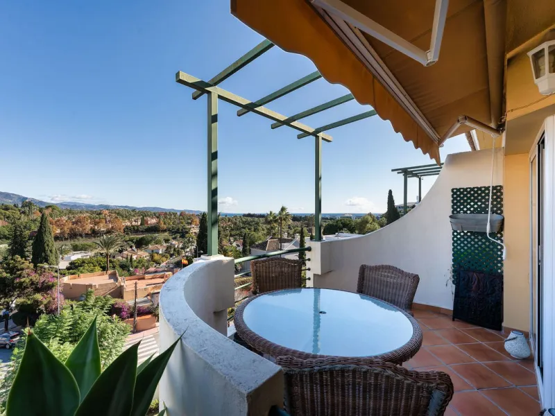 Situated in the sought-after Señorio de Aloha community in Nueva Andalucia, this attractive apartment offers two bedrooms and two bathrooms, including an en-suite. The property features 86m² of interior space complemented by a 23m² terrace, where open vie