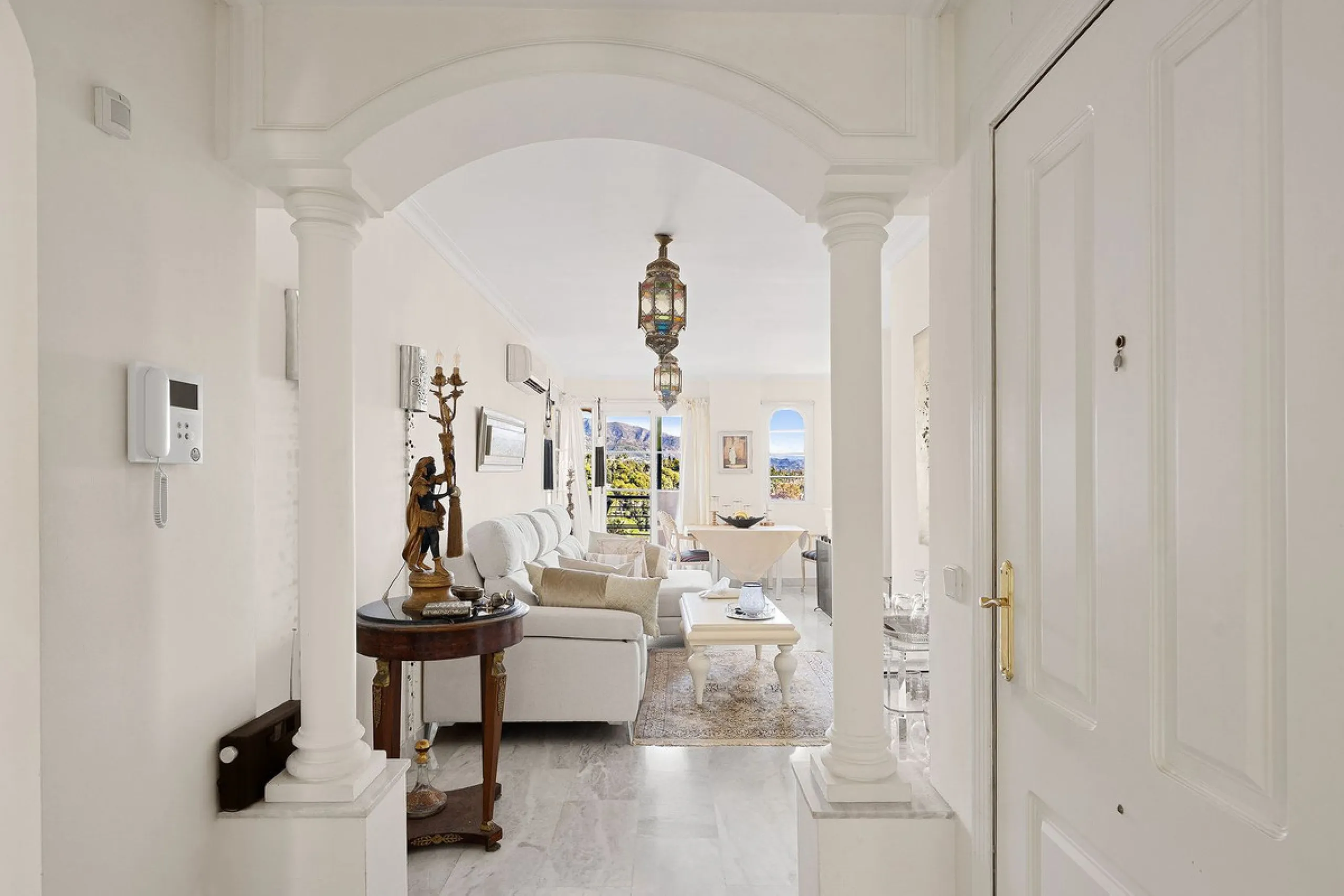 Situated in the sought-after Señorio de Aloha community in Nueva Andalucia, this attractive apartment offers two bedrooms and two bathrooms, including an en-suite. The property features 86m² of interior space complemented by a 23m² terrace, where open vie