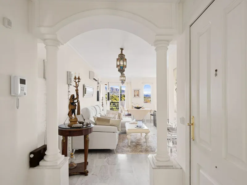 Situated in the sought-after Señorio de Aloha community in Nueva Andalucia, this attractive apartment offers two bedrooms and two bathrooms, including an en-suite. The property features 86m² of interior space complemented by a 23m² terrace, where open vie