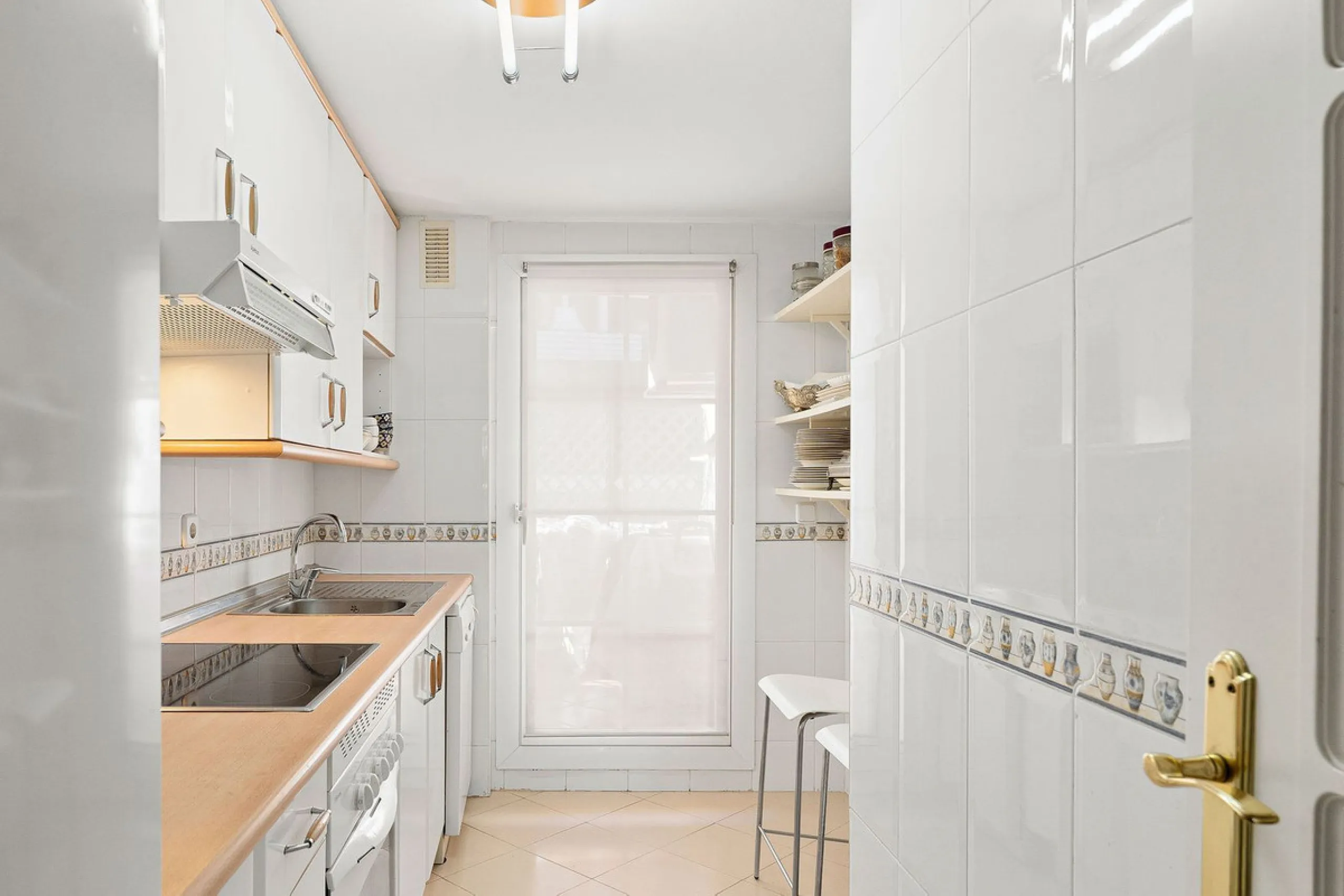 Situated in the sought-after Señorio de Aloha community in Nueva Andalucia, this attractive apartment offers two bedrooms and two bathrooms, including an en-suite. The property features 86m² of interior space complemented by a 23m² terrace, where open vie