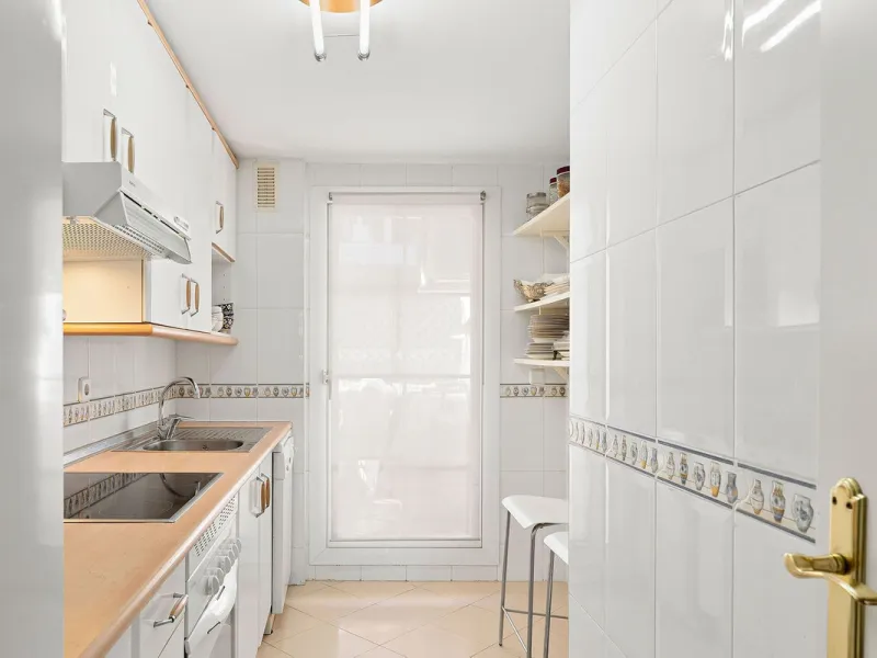 Situated in the sought-after Señorio de Aloha community in Nueva Andalucia, this attractive apartment offers two bedrooms and two bathrooms, including an en-suite. The property features 86m² of interior space complemented by a 23m² terrace, where open vie