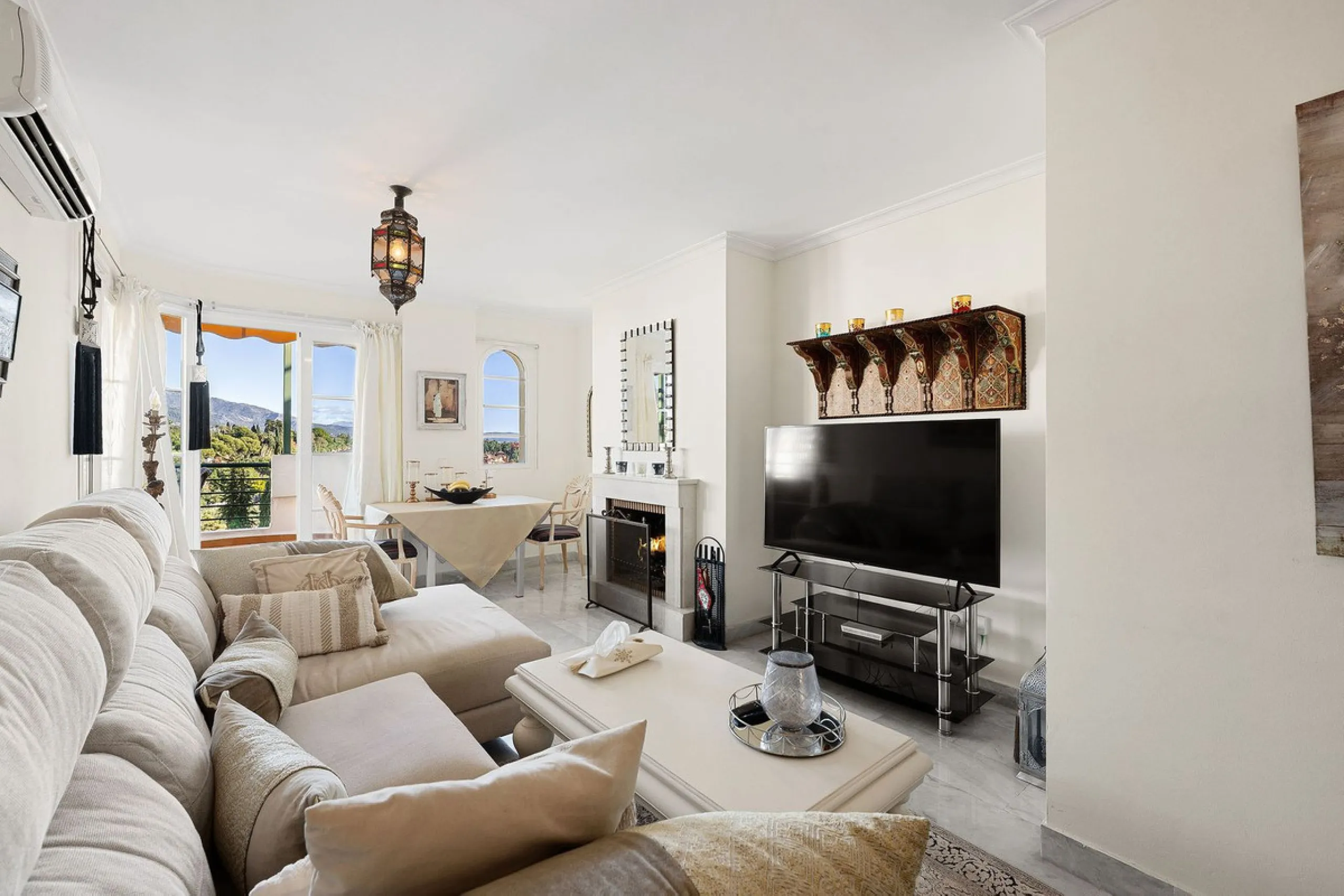 Situated in the sought-after Señorio de Aloha community in Nueva Andalucia, this attractive apartment offers two bedrooms and two bathrooms, including an en-suite. The property features 86m² of interior space complemented by a 23m² terrace, where open vie