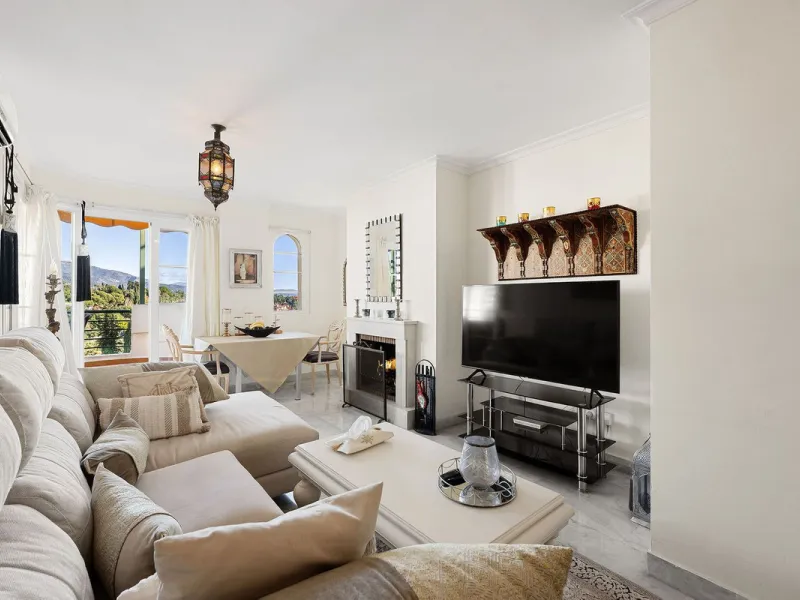 Situated in the sought-after Señorio de Aloha community in Nueva Andalucia, this attractive apartment offers two bedrooms and two bathrooms, including an en-suite. The property features 86m² of interior space complemented by a 23m² terrace, where open vie
