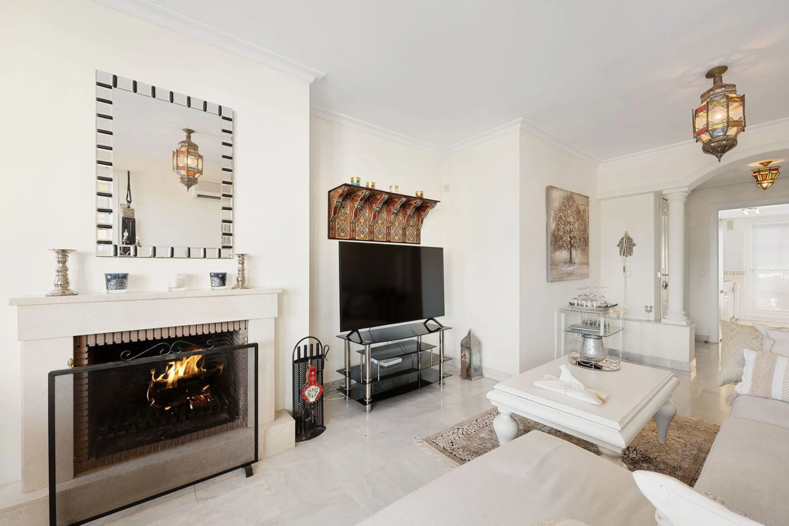 Situated in the sought-after Señorio de Aloha community in Nueva Andalucia, this attractive apartment offers two bedrooms and two bathrooms, including an en-suite. The property features 86m² of interior space complemented by a 23m² terrace, where open vie