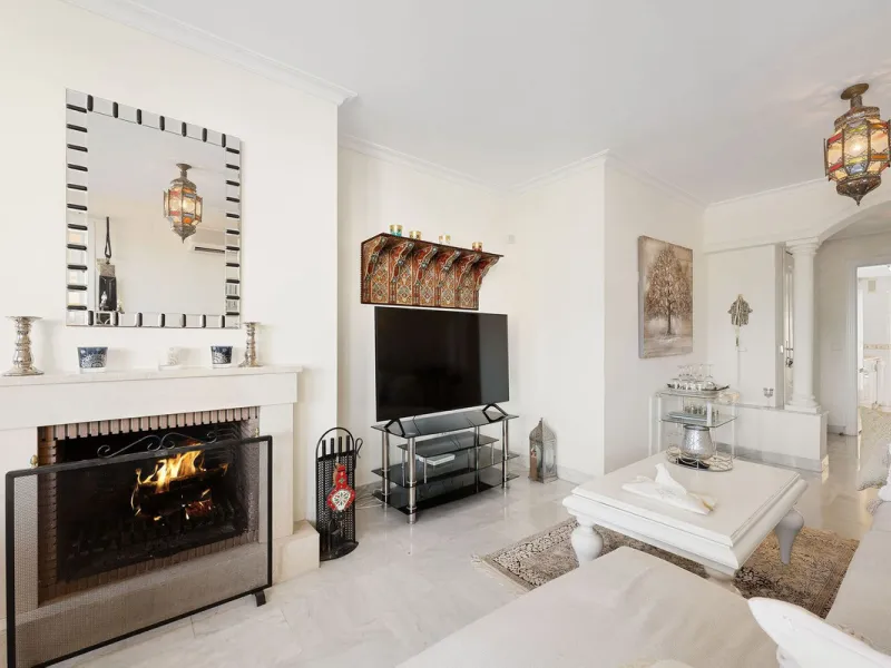 Situated in the sought-after Señorio de Aloha community in Nueva Andalucia, this attractive apartment offers two bedrooms and two bathrooms, including an en-suite. The property features 86m² of interior space complemented by a 23m² terrace, where open vie