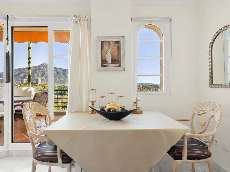 Situated in the sought-after Señorio de Aloha community in Nueva Andalucia, this attractive apartment offers two bedrooms and two bathrooms, including an en-suite. The property features 86m² of interior space complemented by a 23m² terrace, where open vie