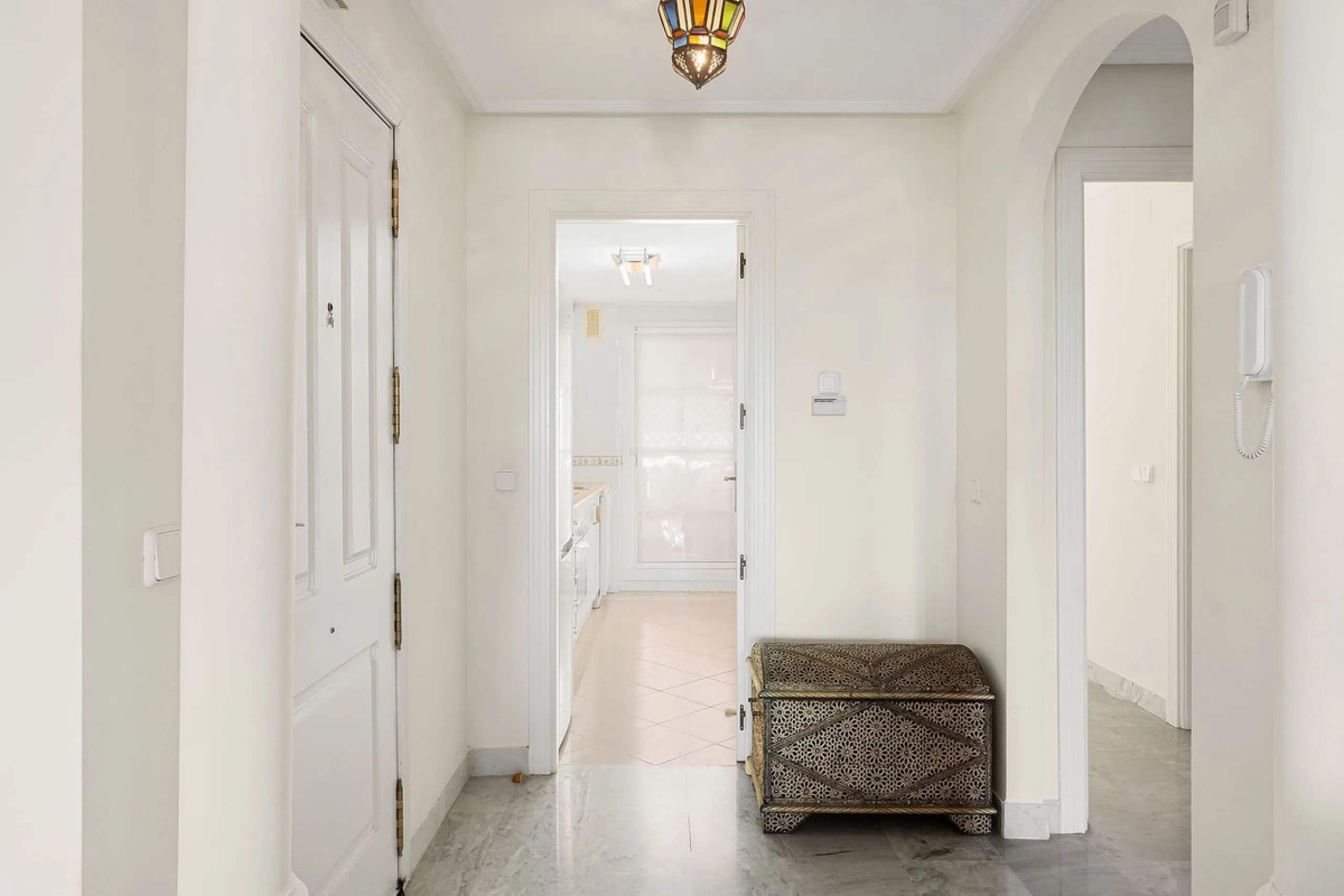 Situated in the sought-after Señorio de Aloha community in Nueva Andalucia, this attractive apartment offers two bedrooms and two bathrooms, including an en-suite. The property features 86m² of interior space complemented by a 23m² terrace, where open vie