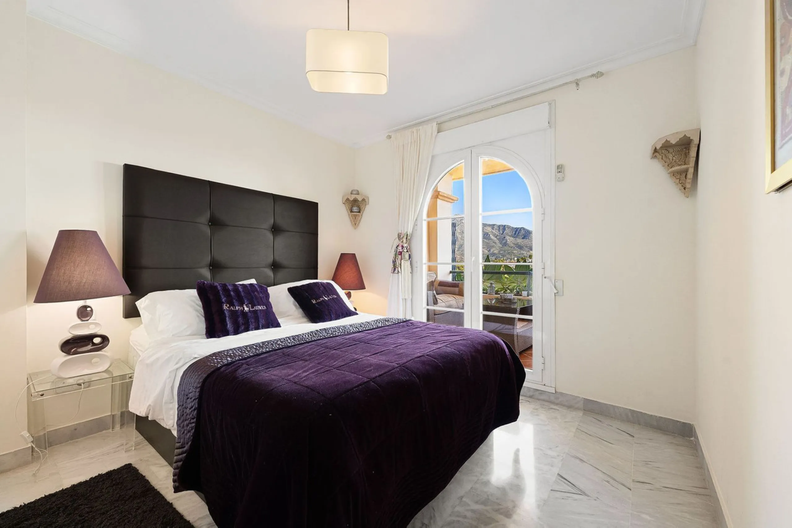 Situated in the sought-after Señorio de Aloha community in Nueva Andalucia, this attractive apartment offers two bedrooms and two bathrooms, including an en-suite. The property features 86m² of interior space complemented by a 23m² terrace, where open vie