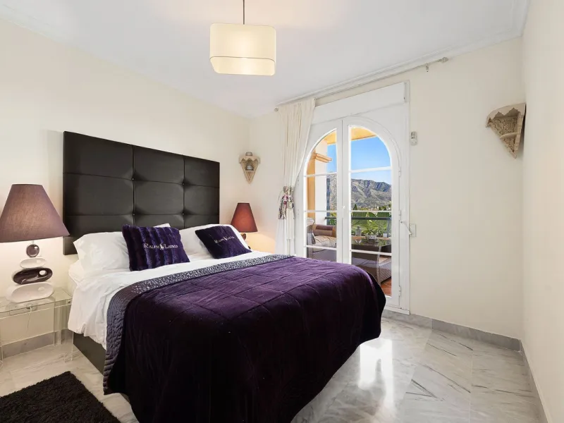 Situated in the sought-after Señorio de Aloha community in Nueva Andalucia, this attractive apartment offers two bedrooms and two bathrooms, including an en-suite. The property features 86m² of interior space complemented by a 23m² terrace, where open vie