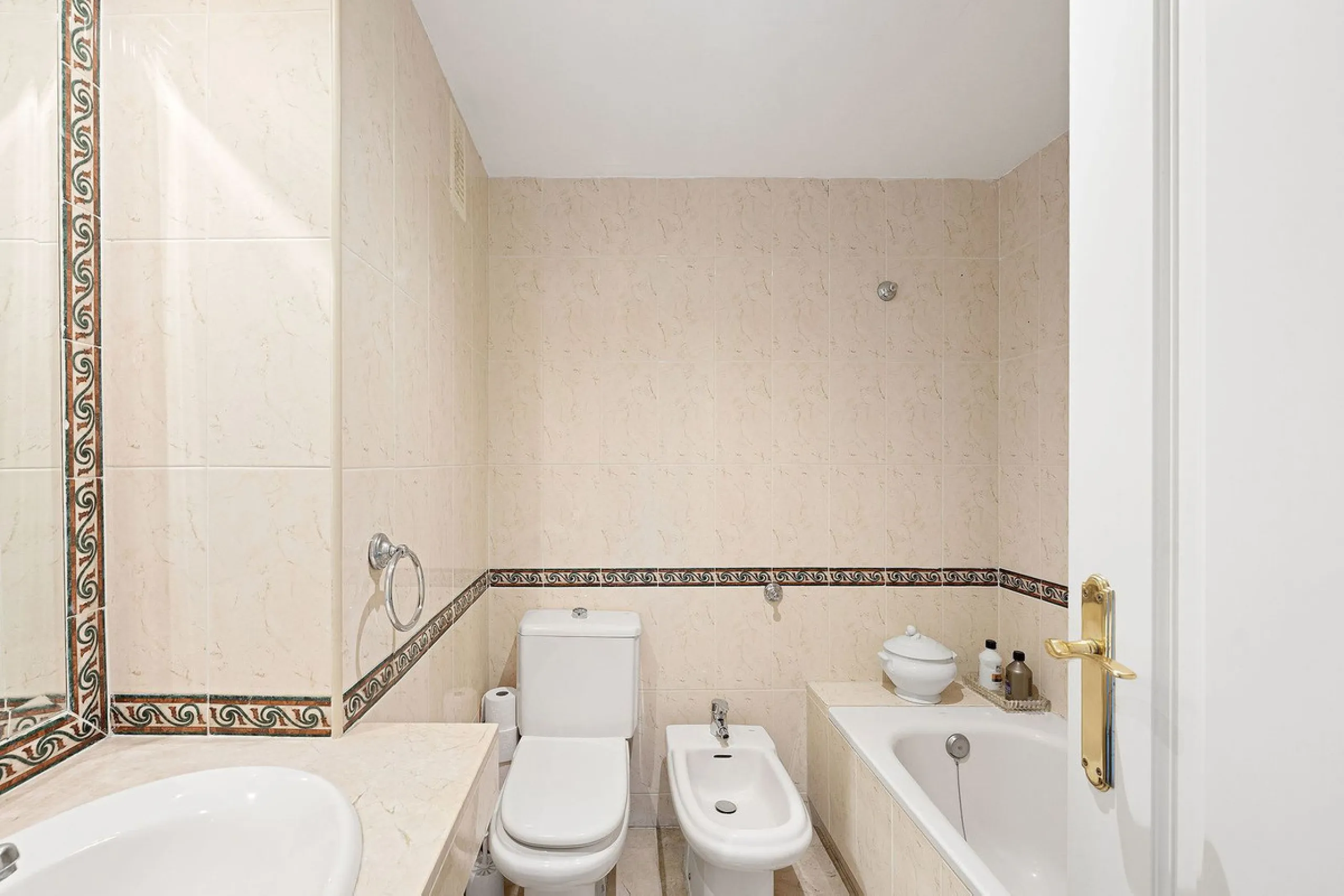 Situated in the sought-after Señorio de Aloha community in Nueva Andalucia, this attractive apartment offers two bedrooms and two bathrooms, including an en-suite. The property features 86m² of interior space complemented by a 23m² terrace, where open vie