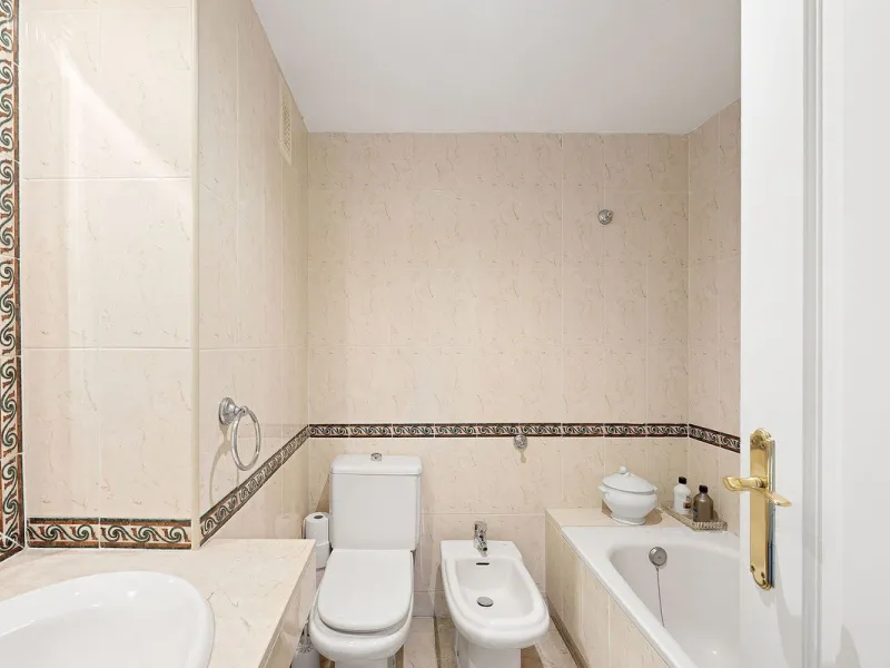 Situated in the sought-after Señorio de Aloha community in Nueva Andalucia, this attractive apartment offers two bedrooms and two bathrooms, including an en-suite. The property features 86m² of interior space complemented by a 23m² terrace, where open vie