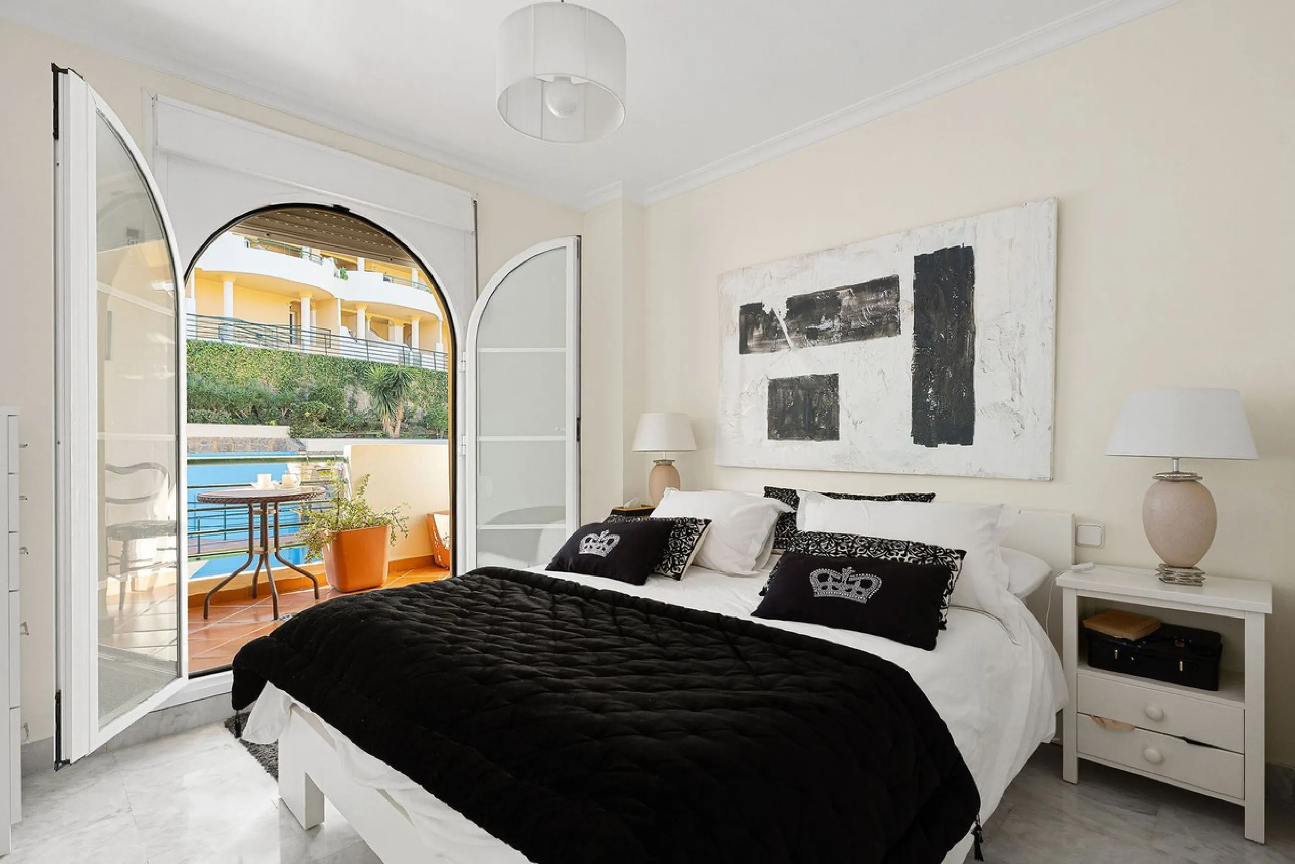 Situated in the sought-after Señorio de Aloha community in Nueva Andalucia, this attractive apartment offers two bedrooms and two bathrooms, including an en-suite. The property features 86m² of interior space complemented by a 23m² terrace, where open vie